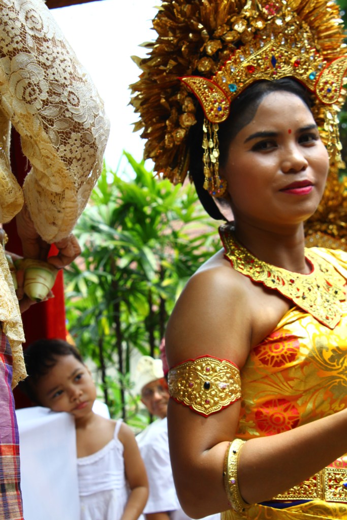 Lady with traditional headdress - click on the photo for more